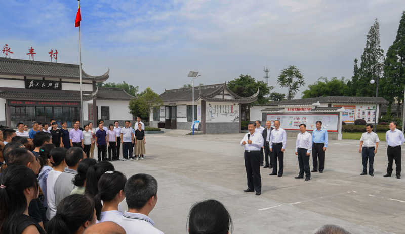 习近平在四川考察时强调
深入贯彻新发展理念主动融入新发展格局 
在新的征程上奋力谱写四川发展新篇章