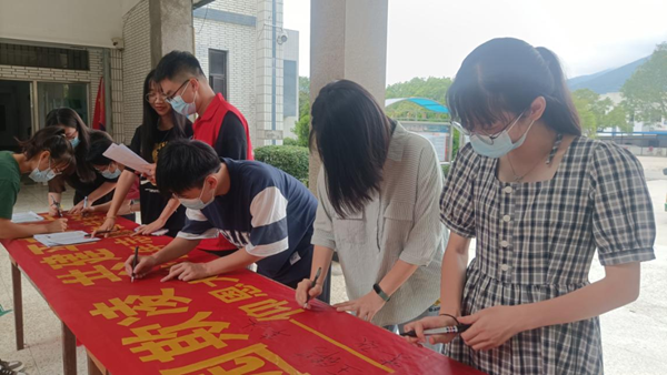 仰恩大学青年志愿者先锋队开展预防校园欺凌宣传志愿服务活动