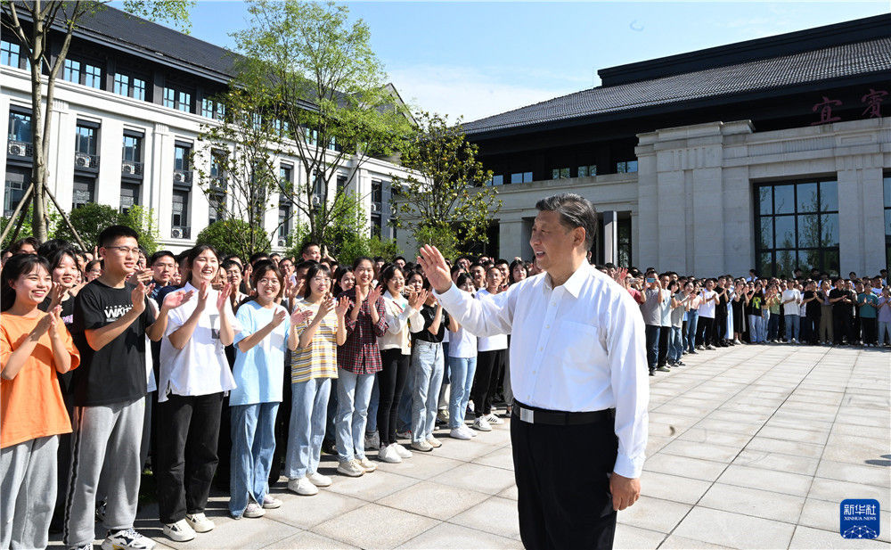 习近平：在新的征程上奋力谱写四川发展新篇章