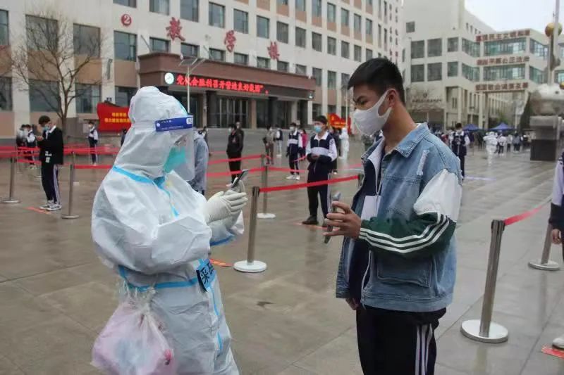 同心抗疫党旗飘 教育战线显担当——全市教育系统各级党组织和广大党员教职工打响核酸检测工作“助攻战”