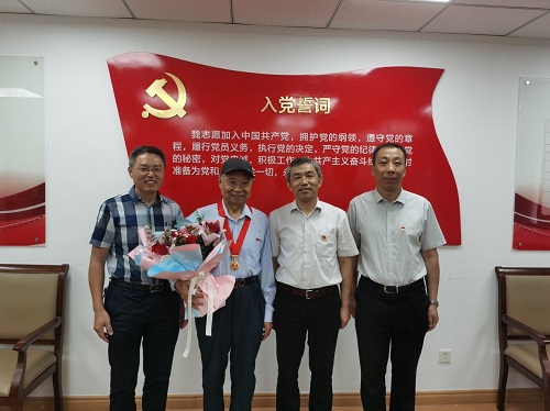 南京市教育局为三位老党员颁发”光荣在党50年”纪念章