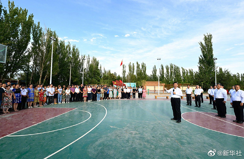 习近平在新疆吐鲁番市考察调研