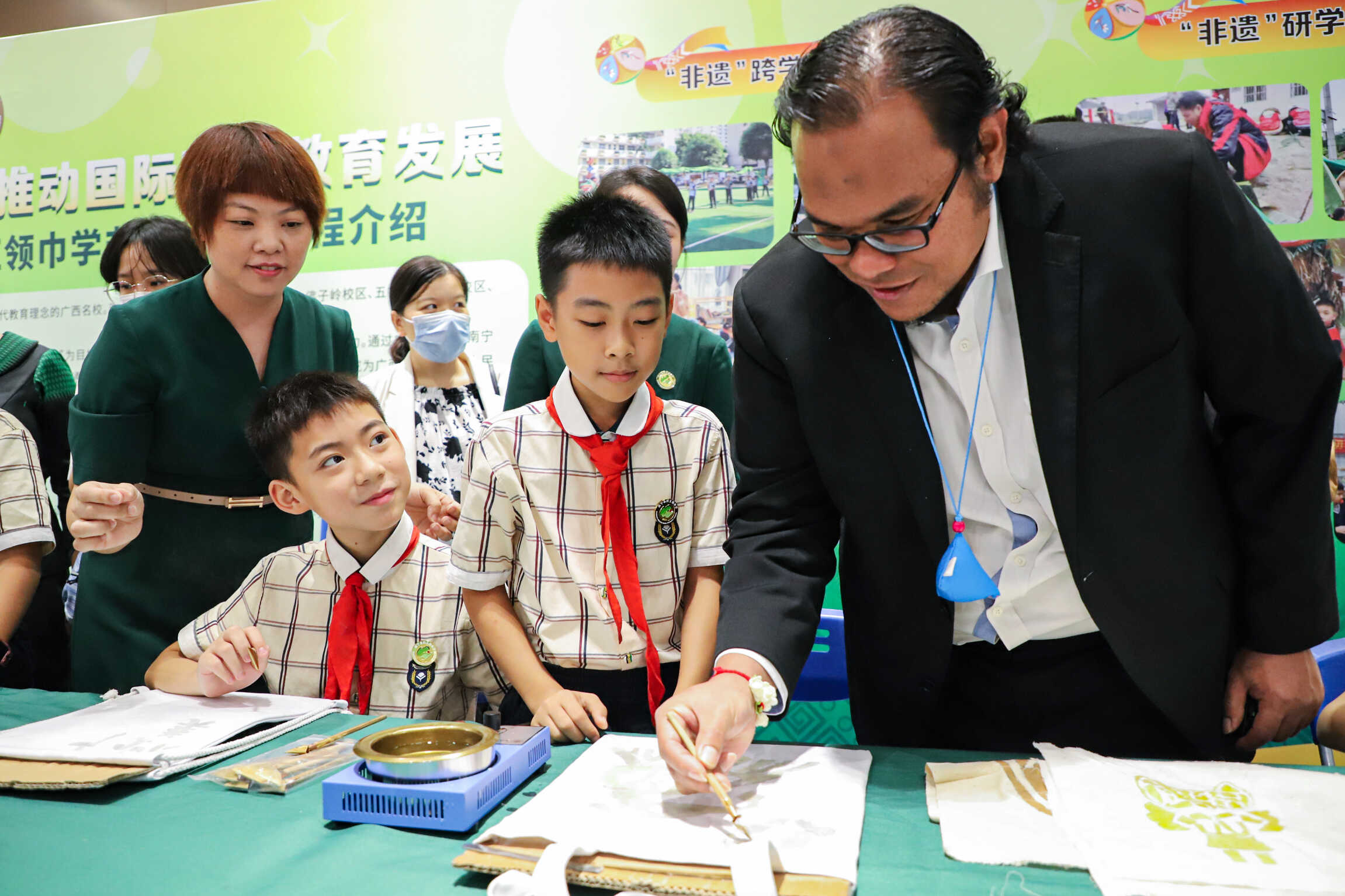 以非遗文化为桥梁  增进国际友好交流——南宁市民主路小学举行“红领巾学非遗” 特色课程展示活动