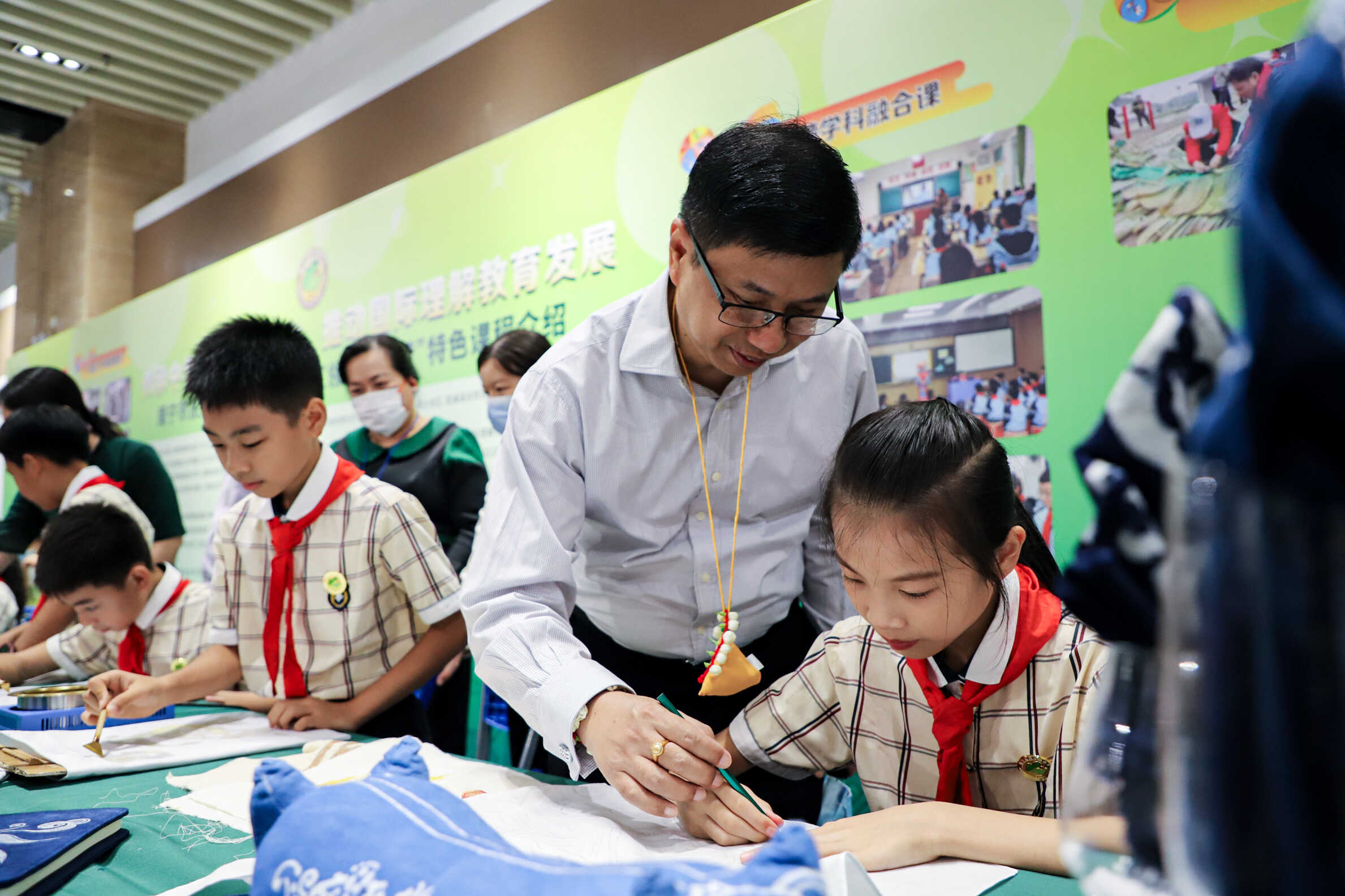 以非遗文化为桥梁  增进国际友好交流——南宁市民主路小学举行“红领巾学非遗” 特色课程展示活动