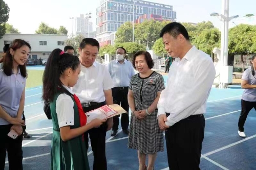 李明到省实验小学、实验幼儿园检查指导秋季学期开学工作