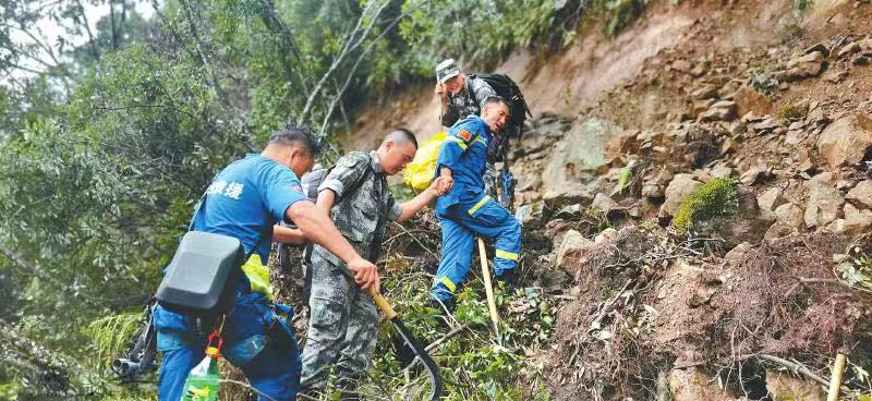 泸定地震后 万名应急志愿者冲在前线……