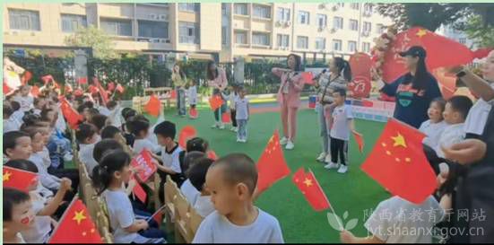 陕西师生欢庆中华人民共和国成立73周年