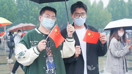 陕西师生欢庆中华人民共和国成立73周年