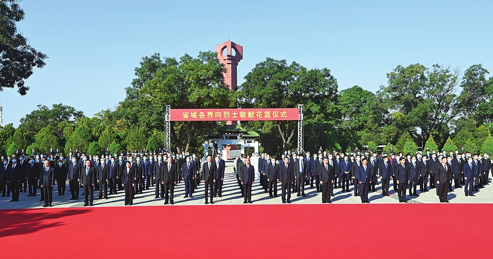 省城各界向烈士敬献花篮 林武蓝佛安商黎光参加