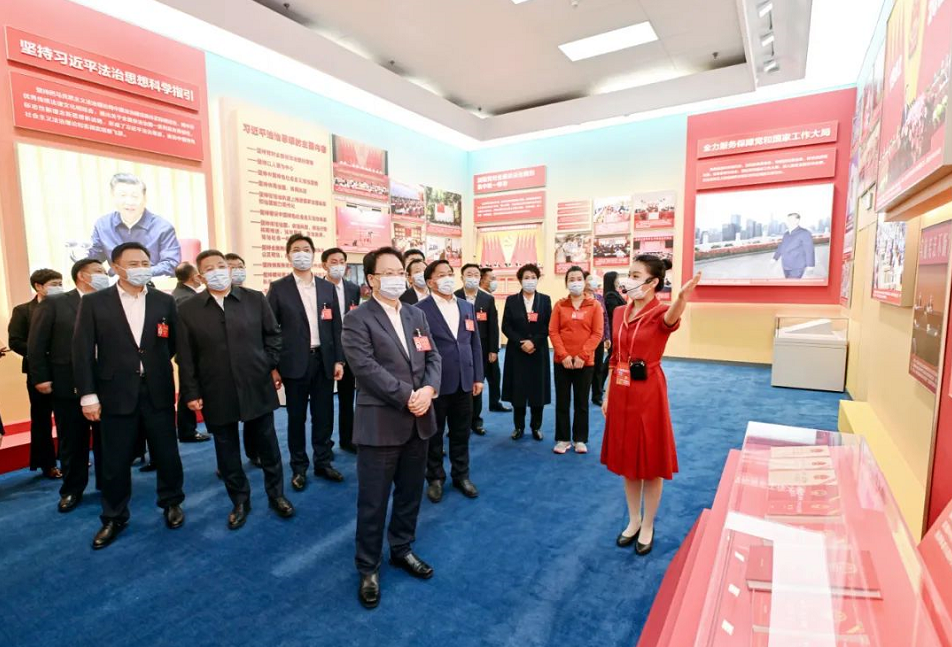 我省代表团参观“奋进新时代”主题成就展