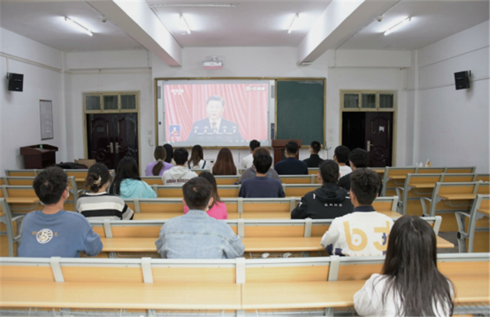 河南教育系统干部师生收听收看党的二十大开幕会