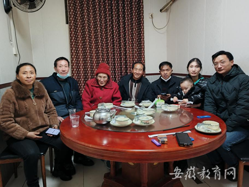 安徽科技学院教师抽丝剥茧  为流浪阿婆千里寻亲