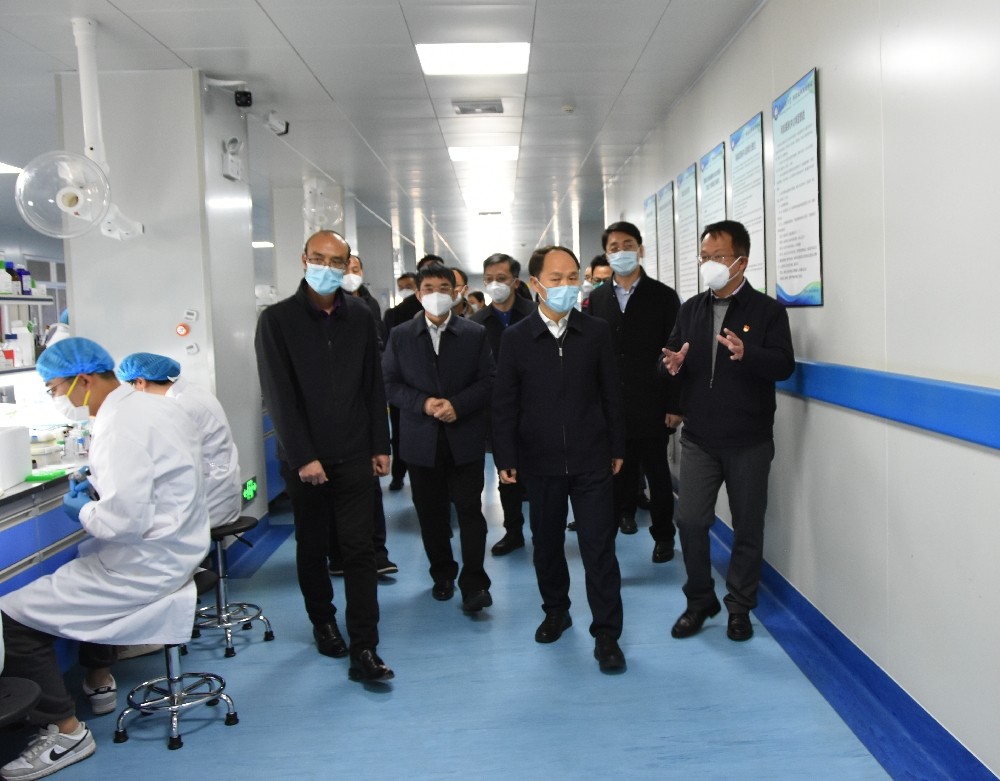 张治礼看望慰问春节期间留校大学生