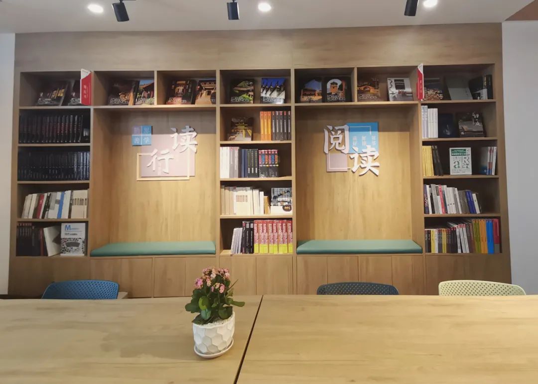 全区首家高校“红湾”主题阅读体验区在广西建设职业技术学院授牌成立