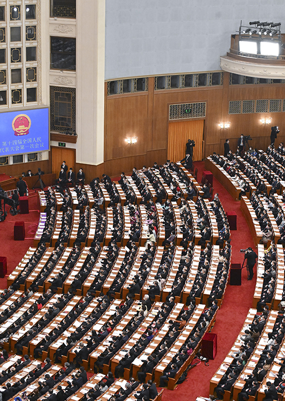 十四届全国人大一次会议举行第二次全体会议 习近平等在主席台就座