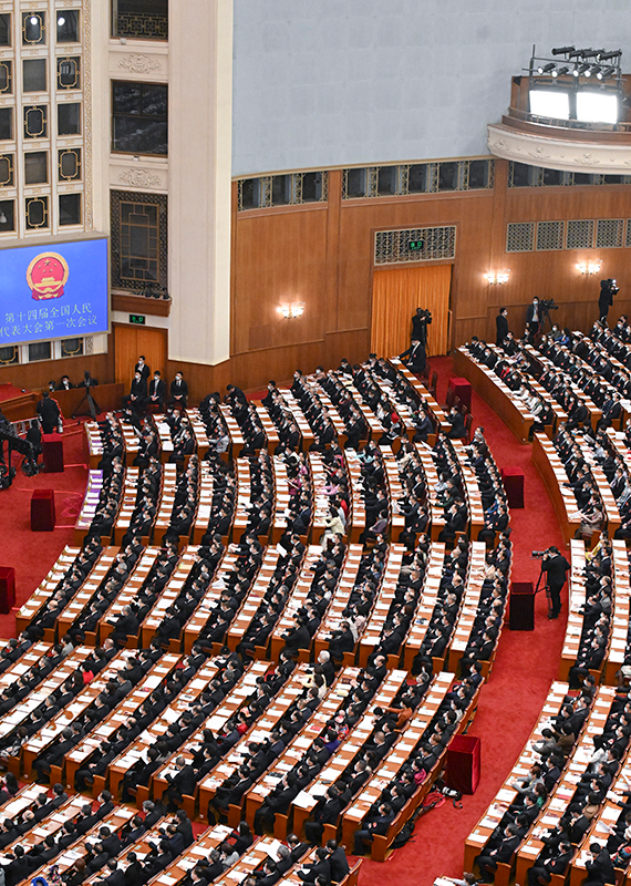 十四届全国人大一次会议举行第二次全体会议  习近平等在主席台就座