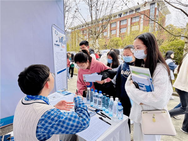 贵州省2023年春季促就业攻坚行动暨贵阳贵安“筑人才·强省会”高校毕业生就业创业行动综合性招聘活动隆重举行