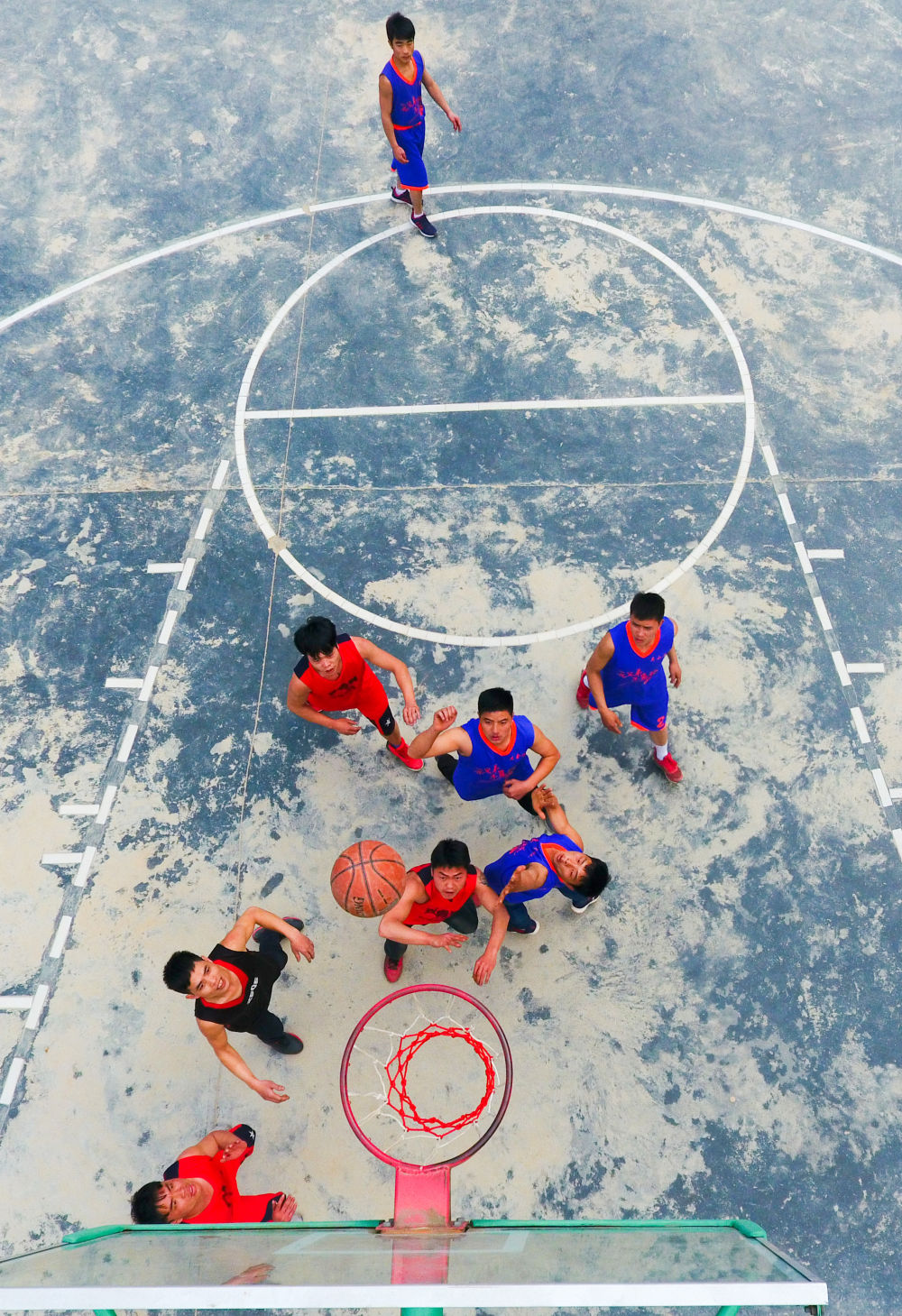 新华社客户端：赤脚上阵，大苗山深处的快乐篮球