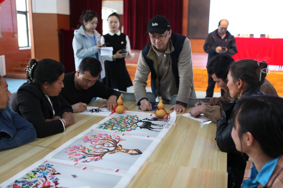 乌鲁木齐职业大学科研团队赴和田地区皮山县开展新疆岩画文旅融合农民乡创人才培训