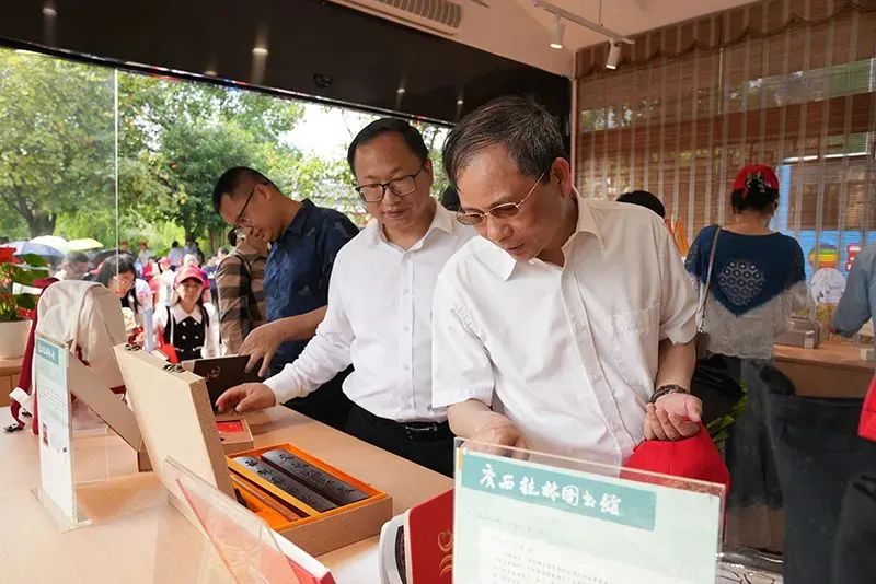 2023年广西语言文字规范化村落群建设暨“典耀中华”家庭读书日活动启动仪式在阳朔举行