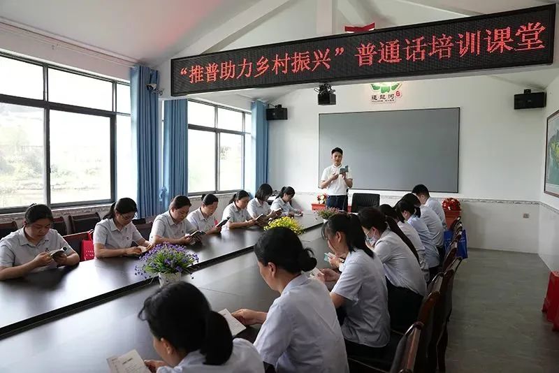2023年广西语言文字规范化村落群建设暨“典耀中华”家庭读书日活动启动仪式在阳朔举行