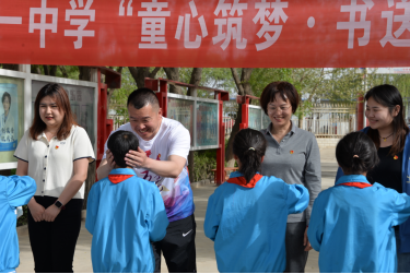 乌鲁木齐八一中学送来了图书