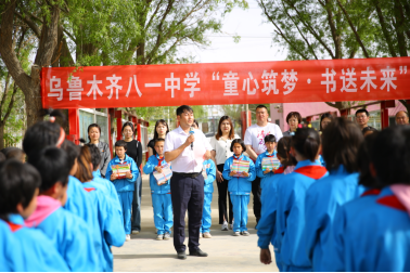 乌鲁木齐八一中学送来了图书