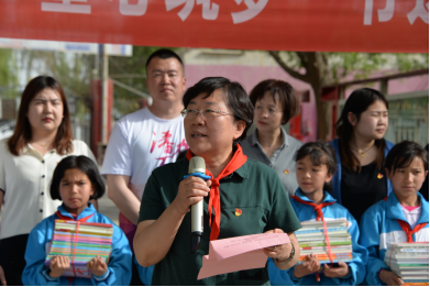 乌鲁木齐八一中学送来了图书