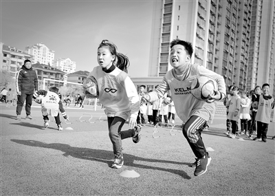 【中国教育报】山东烟台系统化构建体育课程，建立科研引领、家校联动机制——让学生从深度和广度上享受体育