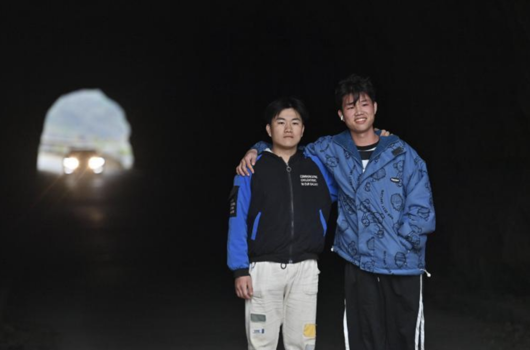 11年后,过悬崖、爬“天梯”上学的孩子们,长大了!