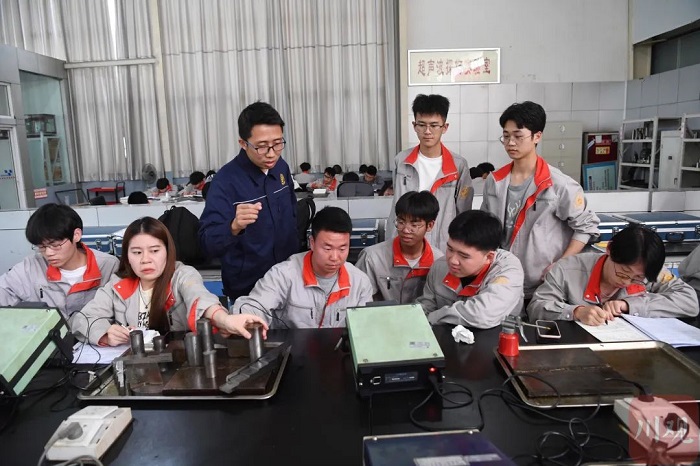 向总书记报告丨以高质量发展，促高质量就业