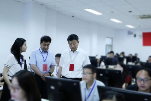 李明检查2023年夏季高考评卷工作