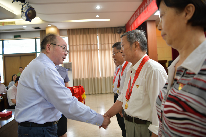 省委教育工委、省教育厅举行学习贯彻习近平新时代中国特色社会主义思想主题教育专题党课报告会和“两优一先”表彰大会暨“光荣在党50年”纪念章颁发仪式