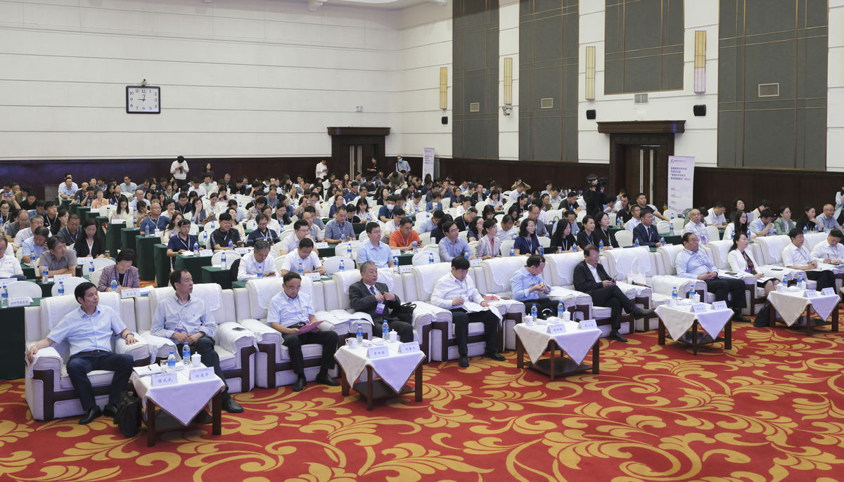 首届教育对外开放中部论坛暨教育对外开放与教育强国建设研讨会在郑州召开